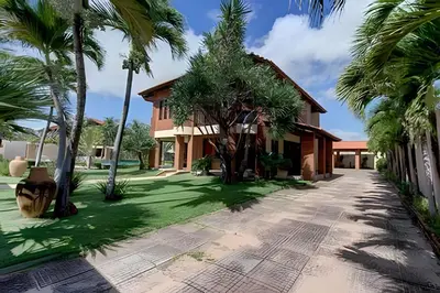 Um jardim no exterior de Super Luxo BEACH PARK - 20 Pessoas - HOUSINGCEARÁ