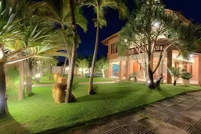 Um jardim no exterior de Super Luxo BEACH PARK - 20 Pessoas - HOUSINGCEARÁ