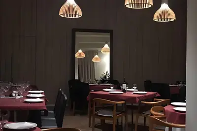 Um restaurante ou outro lugar para comer em Luxo Beach Park-MANDARA-4 Quartos AR/TV-