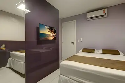 Uma cama ou camas num quarto em Luxo Beach Park-MANDARA-4 Quartos AR/TV-