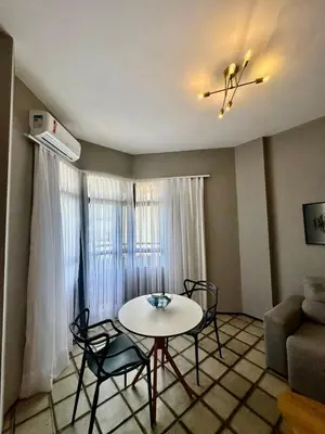 Uma área de estar em 953 Golden flat beira mar 50m2 1 quarto