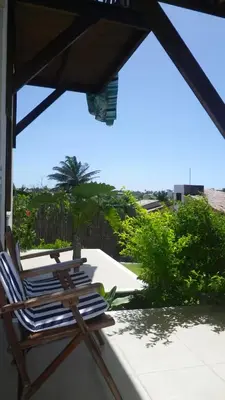 Um jardim no exterior de Kite House Taíba