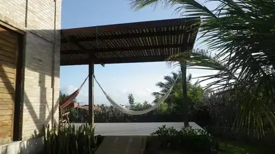 Um jardim no exterior de Kite House Taíba