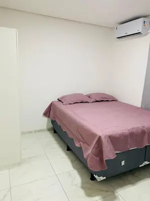 Uma cama ou camas num quarto em Apartamento compacto com vista pro Mar 401