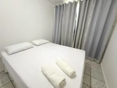 Uma cama ou camas num quarto em Frente à praia Icarai Caucaia a 10 minutos do Cumbuco