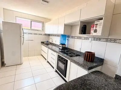 A cozinha ou kitchenette de Frente à praia Icarai Caucaia a 10 minutos do Cumbuco