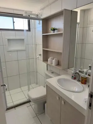 Uma casa de banho em Ap térreo no Beach Place ideal para família