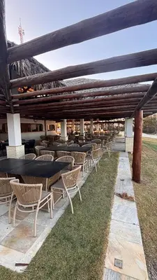 Um restaurante ou outro lugar para comer em Ap térreo no Beach Place ideal para família