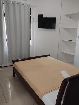 Uma televisão e/ou sistema de entretenimento em Flat maravilhoso Beira Mar1056
