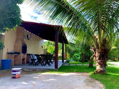 Um jardim no exterior de Sítio Jean Barros