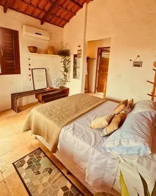 Uma cama ou camas num quarto em Preá Chalé Tsuru