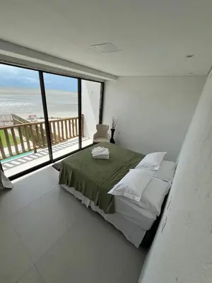 Uma cama ou camas num quarto em Casa Ventus - Arpoeiras Beach - Pé na Areia