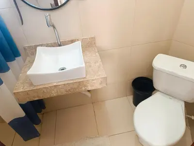 Uma casa de banho em 1 Quartos com banheiro demais espaços compartilhados