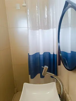 Uma casa de banho em 1 Quartos com banheiro demais espaços compartilhados