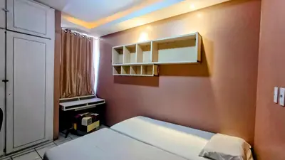 Uma cama ou camas num quarto em 1 Quartos com banheiro demais espaços compartilhados