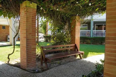 Um jardim no exterior de Terramaris Frente Mar