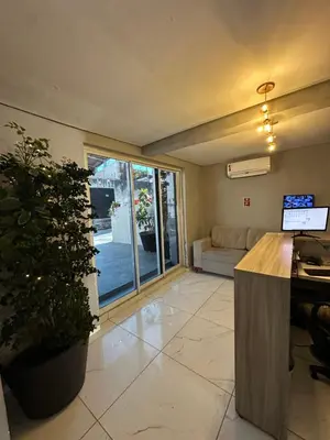 Uma televisão e/ou sistema de entretenimento em Por do Sol Praia Hotel