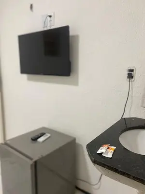 Uma televisão e/ou sistema de entretenimento em Por do Sol Praia Hotel