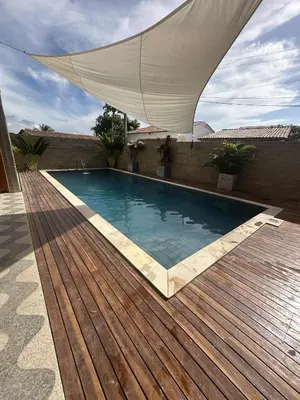 A piscina em ou perto de pousada calango
