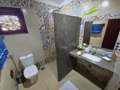 Uma casa de banho em Mansao Santa Rita