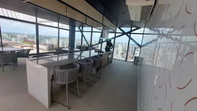 Um restaurante ou outro lugar para comer em Apartamento Sofisticado Beach Class Beira Mar