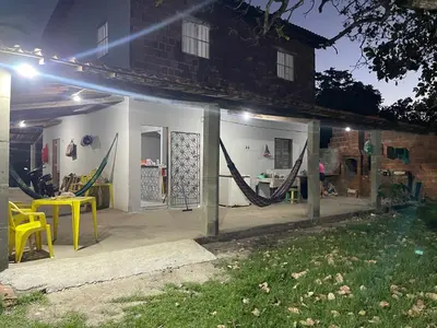 Um jardim no exterior de Chácara recanto do girassol