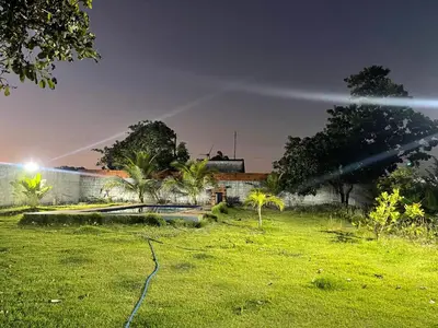 Um jardim no exterior de Chácara recanto do girassol