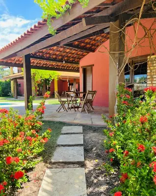 Um jardim no exterior de Petit Thay Home