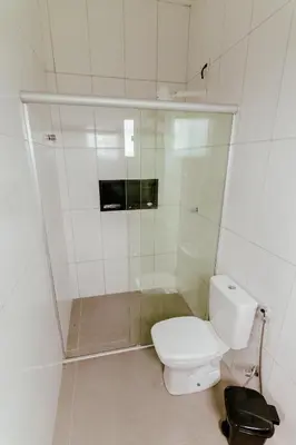 Uma casa de banho em caminho da praia