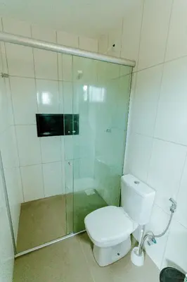 Uma casa de banho em caminho da praia