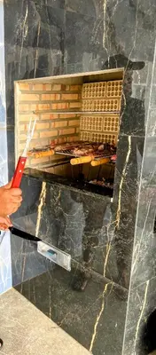 As comodidades para churrasco disponíveis para os clientes deste apartamento