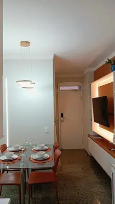 Uma televisão e/ou sistema de entretenimento em Flat Brasil tropical 803