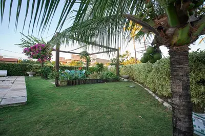 Um jardim no exterior de Casa com Piscina, Churrasqueira e WiFi Cumbuco
