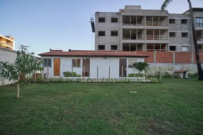 Um jardim no exterior de Casa com Piscina, Churrasqueira e WiFi Cumbuco