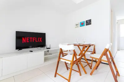 Uma televisão e/ou sistema de entretenimento em Beach Townhouses #C17 - Casa espaçosa By Carpediem