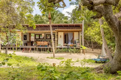 Um jardim no exterior de Casa Yemanjá
