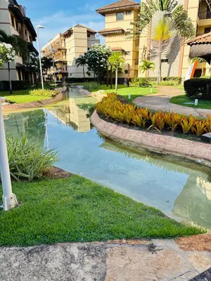 Um jardim no exterior de Manhattan Beach Riviera 202 By AM