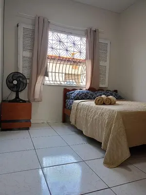 Uma cama ou camas num quarto em Cozy and fast Wi-Fi 15 minutes from the sea