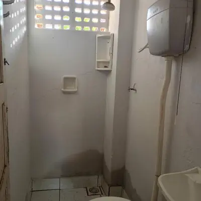 Uma casa de banho em Cozy and fast Wi-Fi 15 minutes from the sea