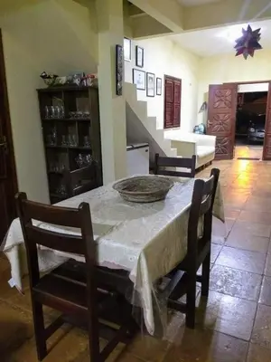 Uma área de estar em Casa com churrasqueira, varanda e uma brisa especial