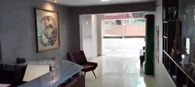 Uma televisão e/ou sistema de entretenimento em Nalu Beach Hotel pousada