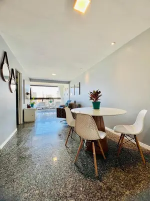 Uma área de estar em FLATBEIRAMAr2024