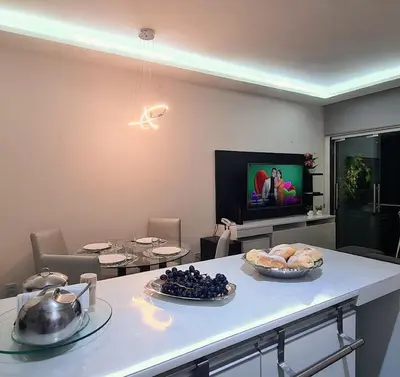 Uma televisão e/ou sistema de entretenimento em Flat-Apartamento- Moderno e Lindo - Vista Beira Mar