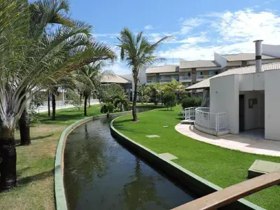 Um jardim no exterior de Apartamento á Beira Mar no Porto das Dunas, Aquiraz - Perto do Beach Park