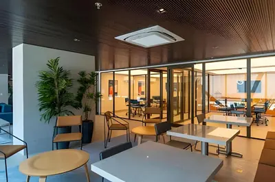 Uma área de estar em Studio Quartzo no Meireles com Piscina no Rooftop e Academia