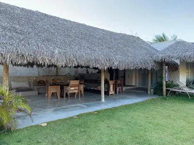 Um jardim no exterior de Casa Mantra