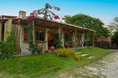 Um jardim no exterior de Casa Cajuzal Carrapateira