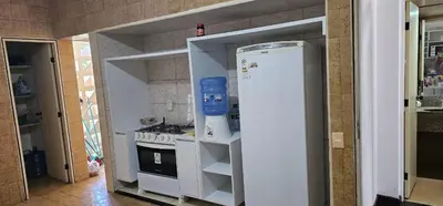 A cozinha ou kitchenette de Apto espaçoso, portaria com segurança 24 horas, 2 vagas de estacionamento coberto, piscina adulto e infantil, 2 quadras da praia, próximo ao Crocobeach e Chico do Caranguejo, UPA, supermercado e shopping Rio Mar