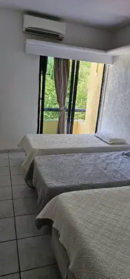 Uma cama ou camas num quarto em Apto espaçoso, portaria com segurança 24 horas, 2 vagas de estacionamento coberto, piscina adulto e infantil, 2 quadras da praia, próximo ao Crocobeach e Chico do Caranguejo, UPA, supermercado e shopping Rio Mar