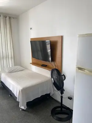 Uma televisão e/ou sistema de entretenimento em Flat via venetto